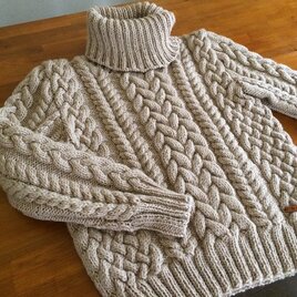 ケーブル編みのタートルネックセーターの画像