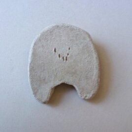 しろくま  後ろ姿 粘土ブローチ