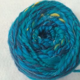 麻の繊維入り手紡ぎ糸（納戸色に紺）の画像