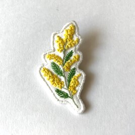ミモザの刺繍ブローチ