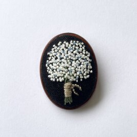 かすみ草のブーケ 木枠の刺繍ブローチ(ブルー)の画像