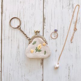 ミモザの刺繍のミニがま口キーホルダー　受注制作