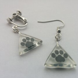 【送料無料】猫ちゃんの肉球イヤリング・ピアス　クリアレジンアート＃１