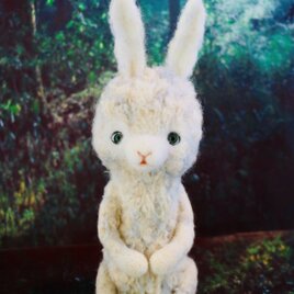 羊毛フェルト グリーンの目のウサギちゃん うさぎ ハンドメイド ミニチュア 動物 ぬいぐるみ ドール テディベアの画像