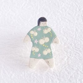 オヨヨちゃんブローチ（ちょうちょを追いかけて）の画像