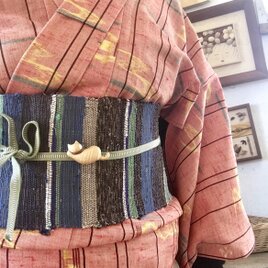 木の帯留め 組み木絵レリーフの「寝る猫:栓」（三分紐用）