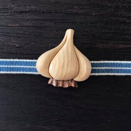木の帯留め 組み木絵レリーフの「にんにく」（三分紐用）