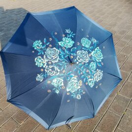 ｢傘に咲く青い花のブーケ」晴雨兼用傘、ハンドペイント、大型サイズで大雨でも安心　高級サテン生地の画像