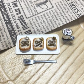 食パン紳士のブローチ（S）