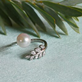 【送料無料】あこや真珠 と ジルコニア の 葉っぱの リング 母の日のプレゼントに ホワイト パール【保証書付】の画像
