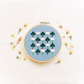 横糸刺繍キットBOX「シロツメクサとクローバー」(木枠付き・針なし)の画像