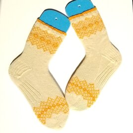 部分編み込みの手編み靴下 (クリーム&オレンジ)　P002の画像
