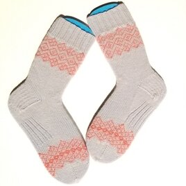 部分編み込みの手編み靴下 (ライトグレー&サーモンピンク)　P001の画像