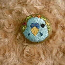 　刺繍　セキセイインコ　ブローチ　くるみボタン　鳥の画像