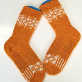 部分編み込みの手編み靴下 (オレンジ&ホワイト)　P003の画像
