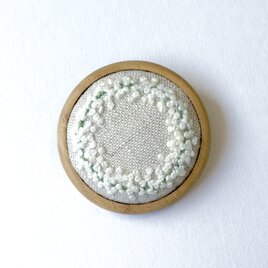 かすみ草のリース 木枠の刺繍ブローチの画像