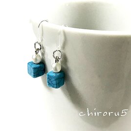 大理石風　キューブ×パール　小ぶりピアス／イヤリング