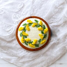 ミモザのリース 木枠の刺繍ブローチ(ブラウン)の画像