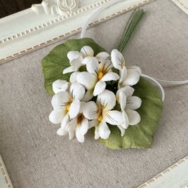 染め花のすみれのコサージュ(オフホワイト)