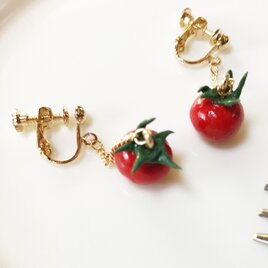 プチッと赤いミニトマトのイヤリング・ピアス