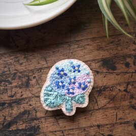 雨上がりのあじさい刺繍ブローチ