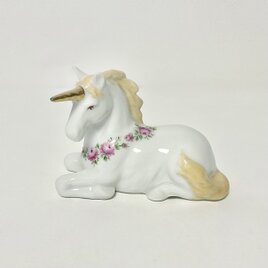 バラのリースの、ユニコーンのフィギュリンの画像