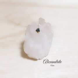 小さな原石ピアス アレキサンドライト（片耳）