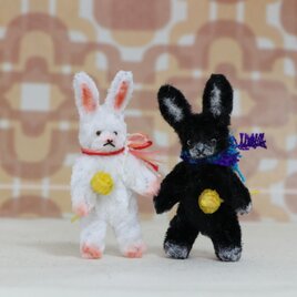 黒いウサギと白いウサギ
