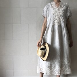 Vネックレースワンピース(生成)の画像