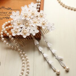 純白のお花とキラキラパールのコーム☆つまみ細工の画像