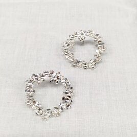 銀色の小花を集めたリースのピアス