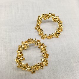 金色の小花を集めたリースのピアスの画像