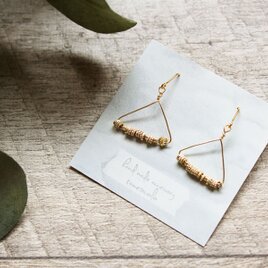 14kgf　極小メタルビーズの三角ピアス