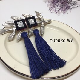 2.25スクエア刺繍耳飾り  【 黒×白 】