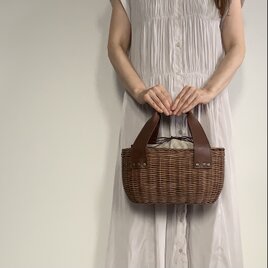 茶染めのカゴバッグ