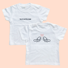 天使の翼が描かれたキュートなキッズ＆ベビー白Tシャツ