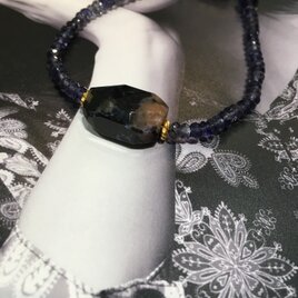 チャロアイトと宝石質アイオライトのブレスレットの画像