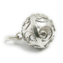 •✼送料無料✼•星と三日月のガムランボール༺揺らすとシャラン♪癒しの音色•*•ヒーリングペンダント༻ 直径12mm/SILVER