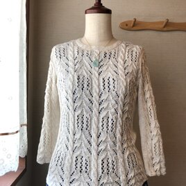 アイボリーの透かし編みプルオーバー