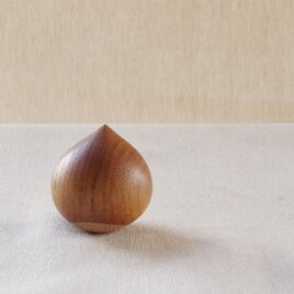 日本のどんぐりシリーズ　クリの木彫ペーパーウェイト 受注制作の画像