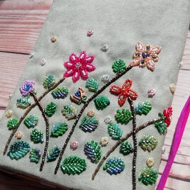 【クリスマスセール！】ビーズ刺繍 ブックカバー「ボタニカルガーデン」(文庫本用)