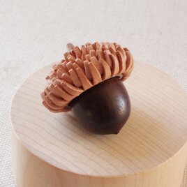 日本のどんぐりシリーズ　クヌギの木彫アロマディフューザー 受注制作の画像