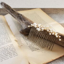 不揃いで繊細なパールのヘアコーム