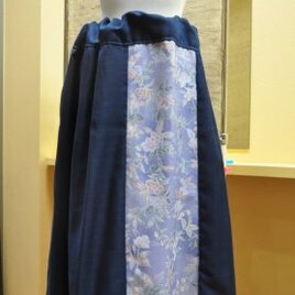 セール藤・紺色スカートの画像