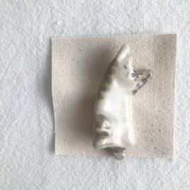 のびのび猫のブローチ（白キジ猫ウインク）の画像