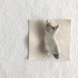 のびのび猫のブローチ（はちわれ猫）の画像