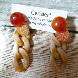 ラテカラーアクリルチェーンのピアス