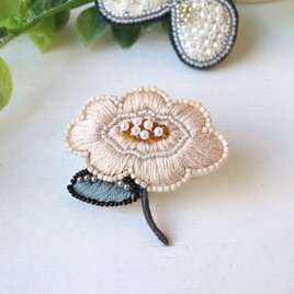 優しいピンクのお花、オートクチュール刺繍のブローチ『ソフィ』の画像