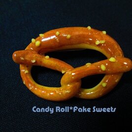 堅焼きプレッツェルのブローチ