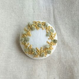 〈受注製作〉刺繍ブローチ　mimosa wreath ①の画像